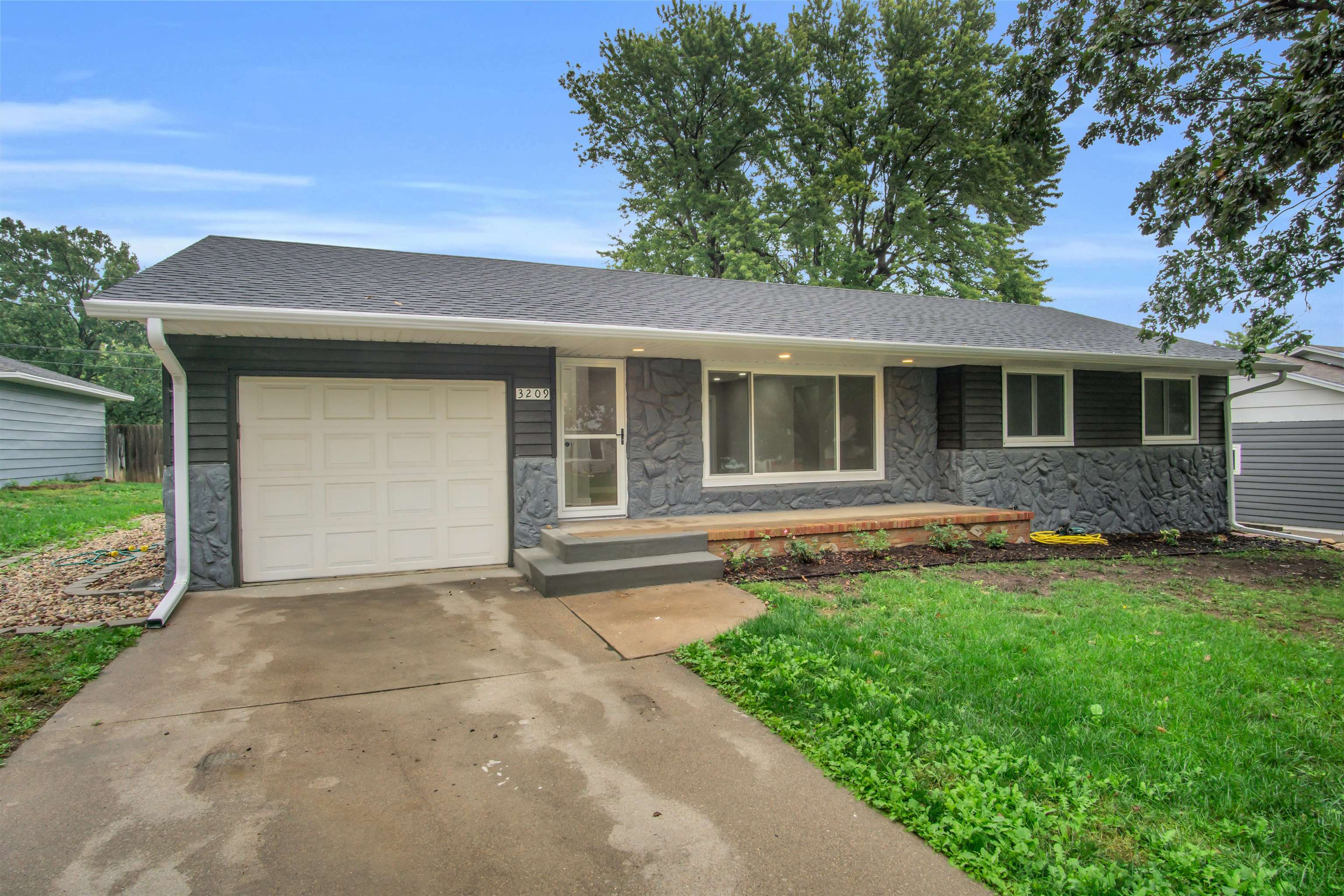 3209 10th Avenue, Kearney, Nebraska 68845, 5 Bedroom Bedrooms, ,2 BathroomBathrooms,Residential,for Sale,3209 10th Avenue,20261408