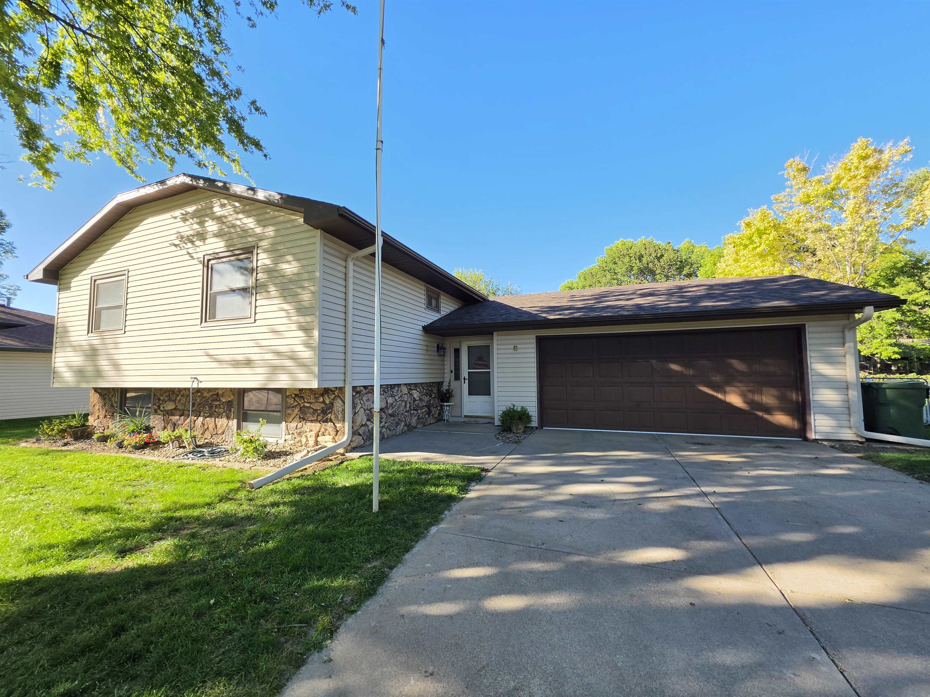 8 Maplewood Place, Kearney, Nebraska 68847, 3 Bedroom Bedrooms, ,2 BathroomBathrooms,Residential,for Sale,8 Maplewood Place,20261449