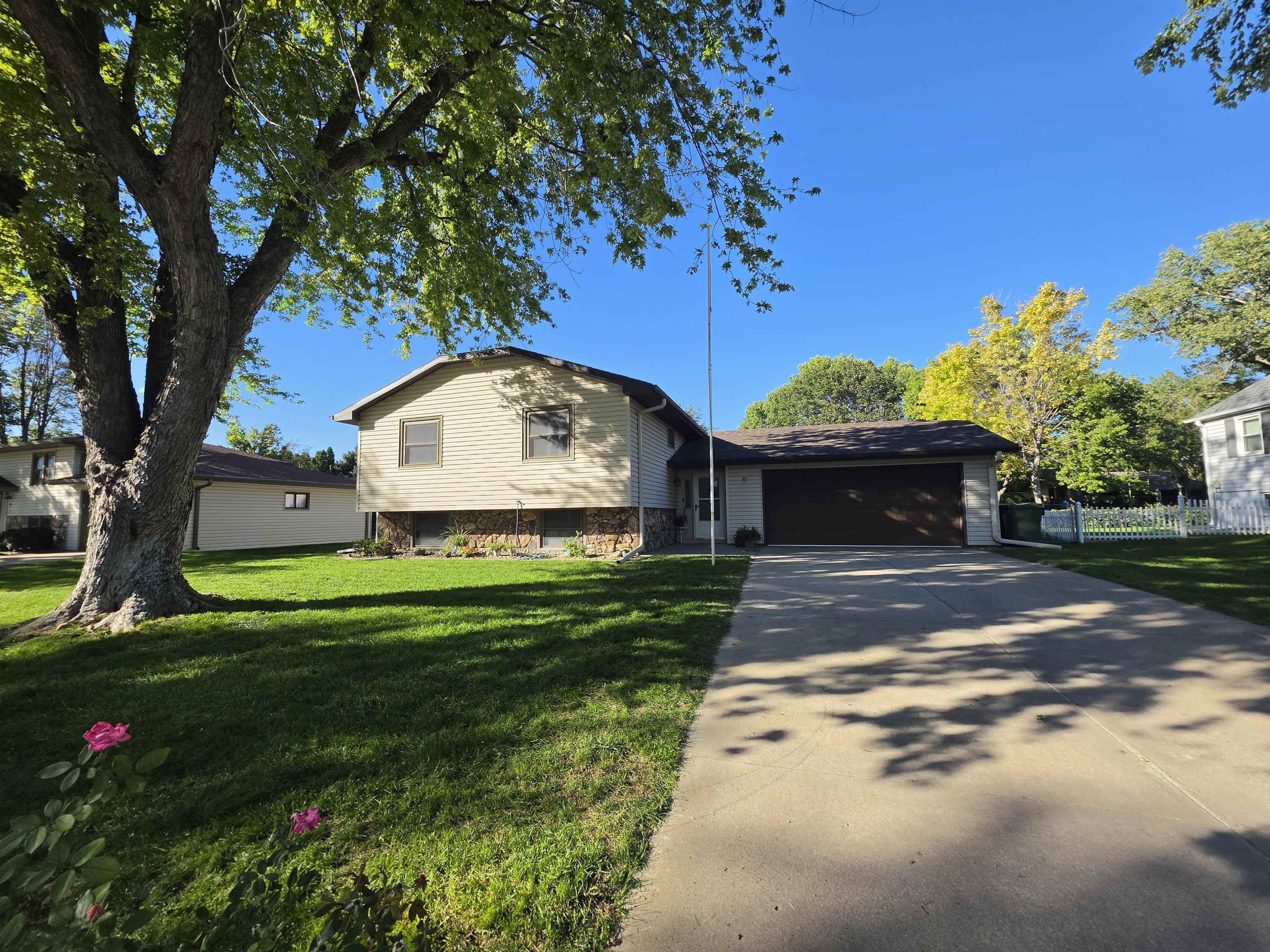 8 Maplewood Place, Kearney, Nebraska 68847, 3 Bedroom Bedrooms, ,2 BathroomBathrooms,Residential,for Sale,8 Maplewood Place,20261449