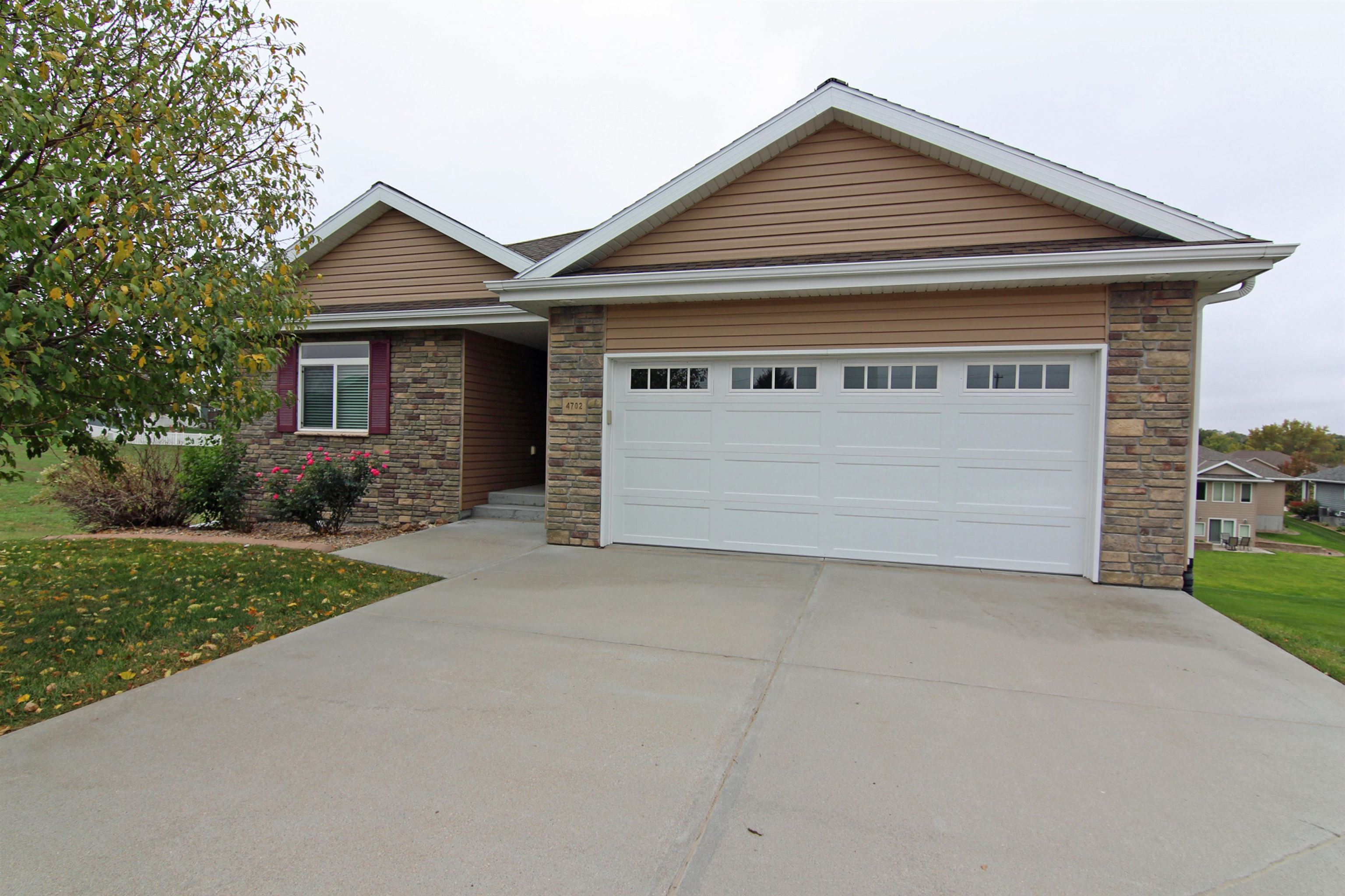 4702 10th Avenue Place, Kearney, Nebraska 68845, 5 Bedroom Bedrooms, ,3 BathroomBathrooms,Residential,for Sale,4702 10th Avenue Place,20261486