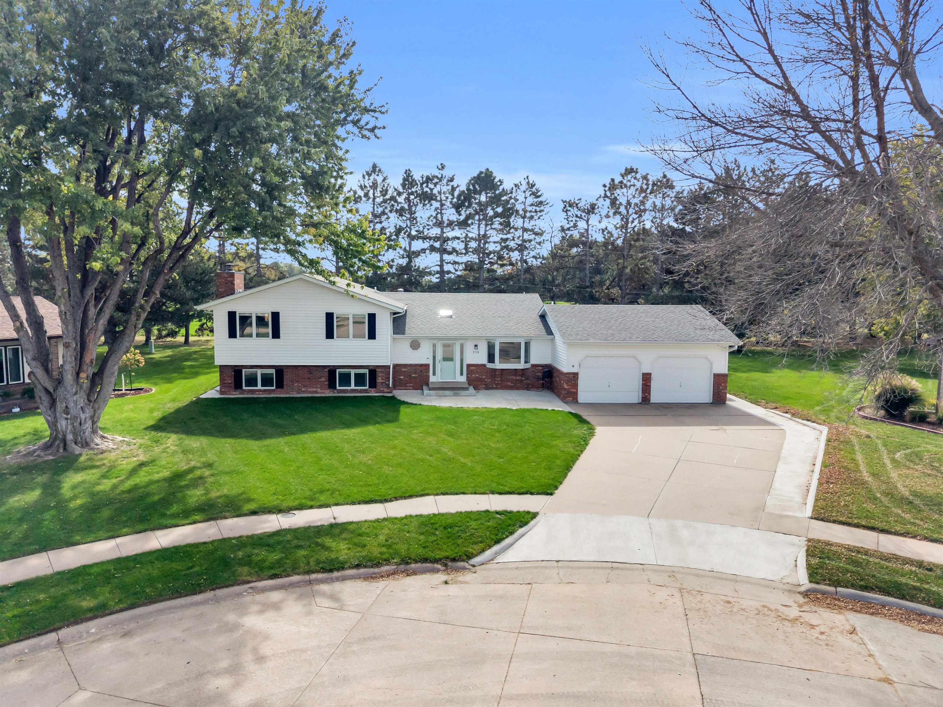 719 E 48th Street, Kearney, Nebraska 68847, 5 Bedroom Bedrooms, ,3 BathroomBathrooms,Residential,for Sale,719 E 48th Street,20261542