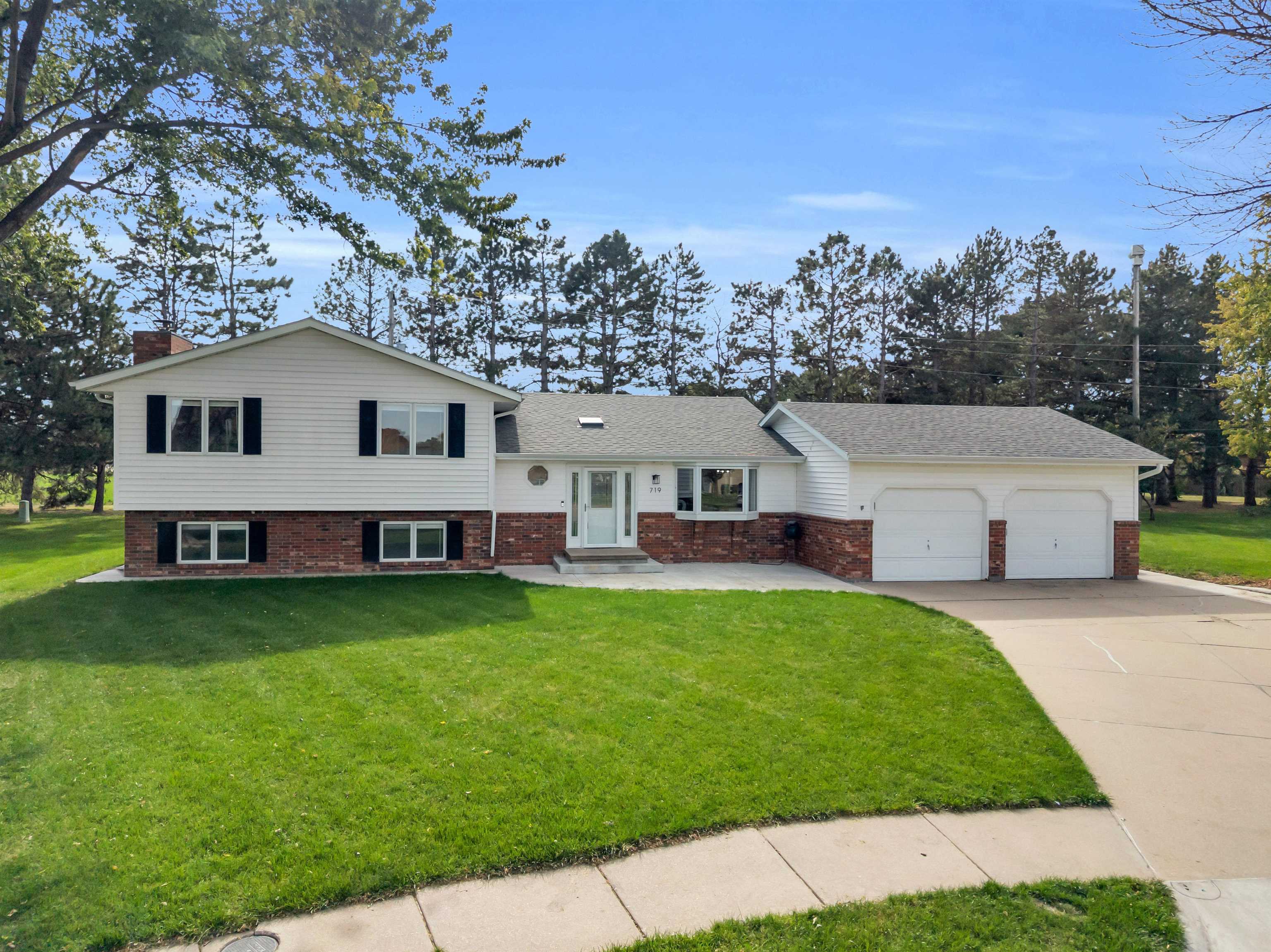 719 E 48th Street, Kearney, Nebraska 68847, 5 Bedroom Bedrooms, ,3 BathroomBathrooms,Residential,for Sale,719 E 48th Street,20261542