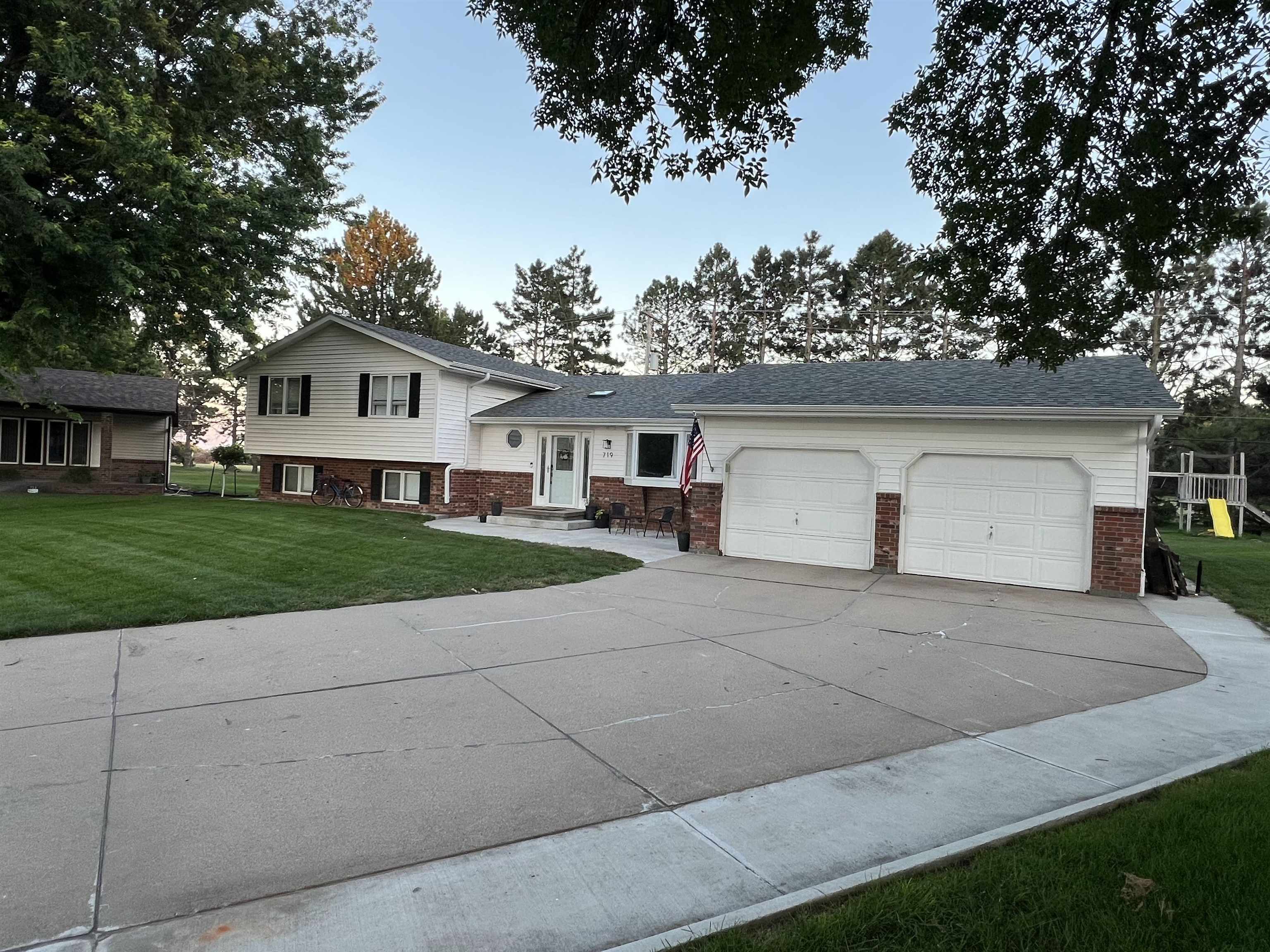 719 E 48th Street, Kearney, Nebraska 68847, 5 Bedroom Bedrooms, ,3 BathroomBathrooms,Residential,for Sale,719 E 48th Street,20261542