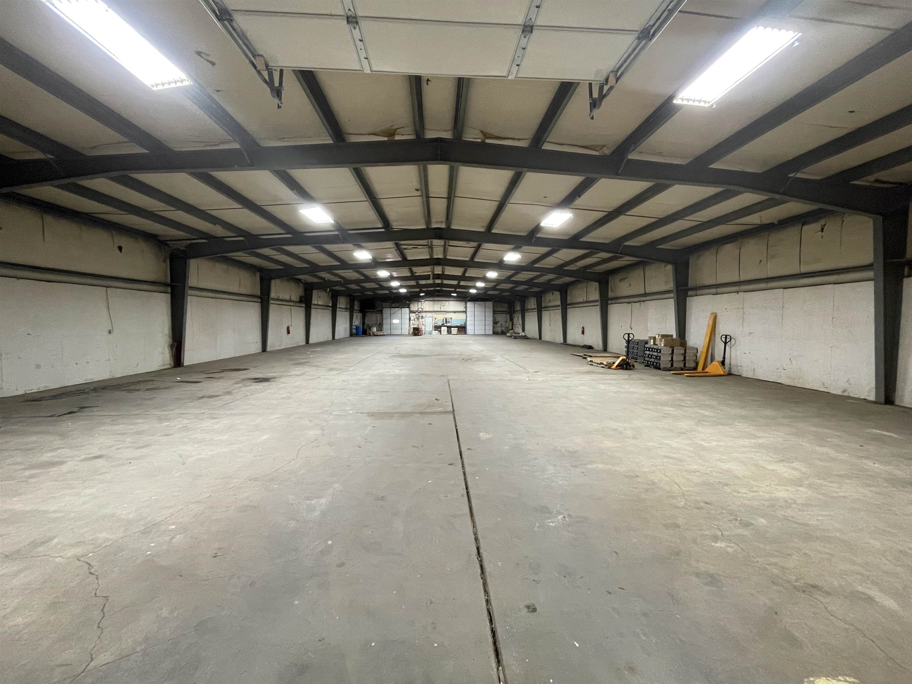 Commercial/industrial for Rent 5 Bathrooms Price 1